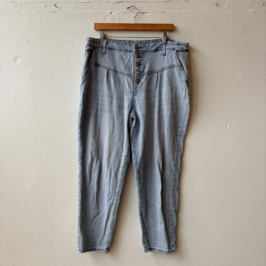 SIZE 18 | Lightwash Jeans