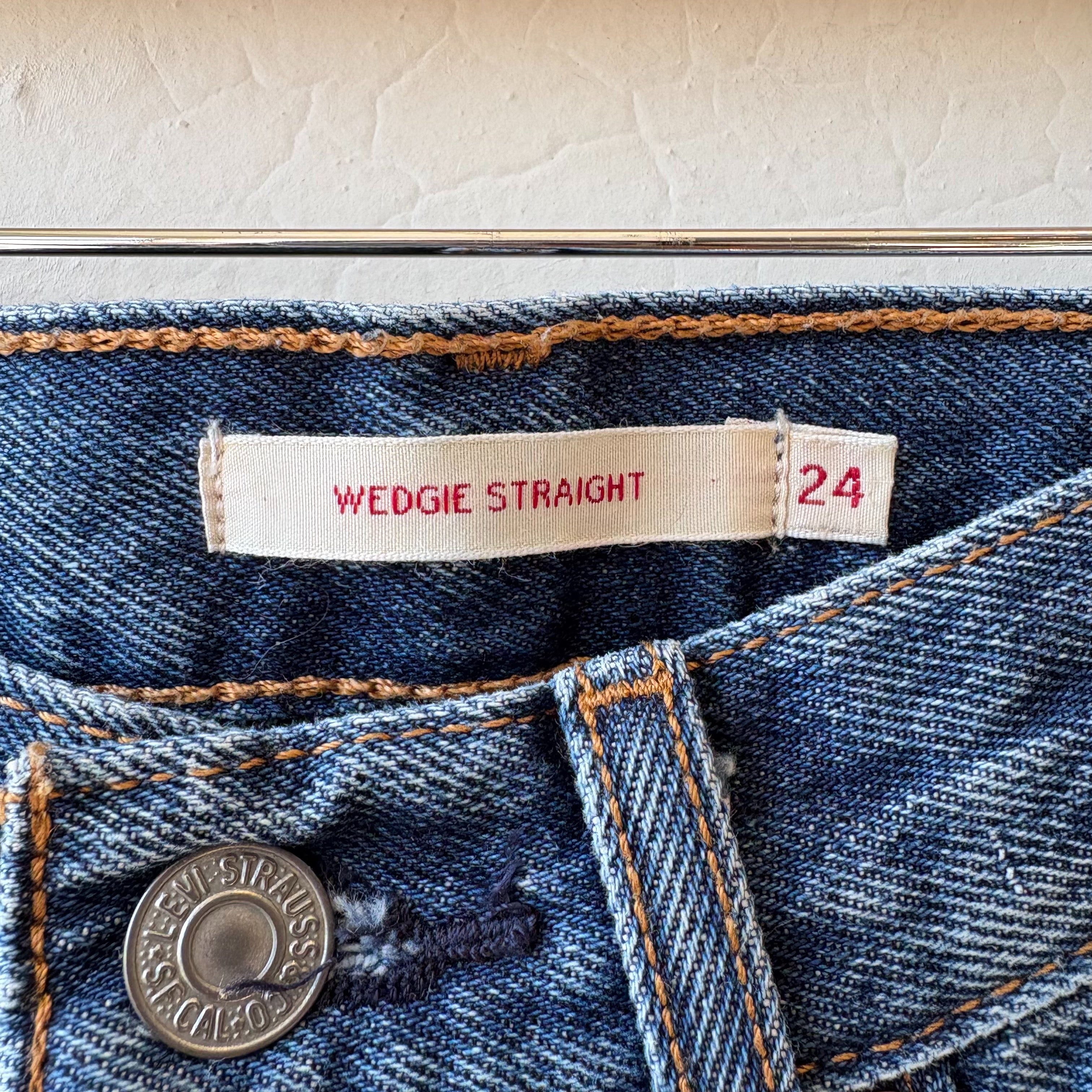 SIZE 24 | Levi’s Straight Jeans