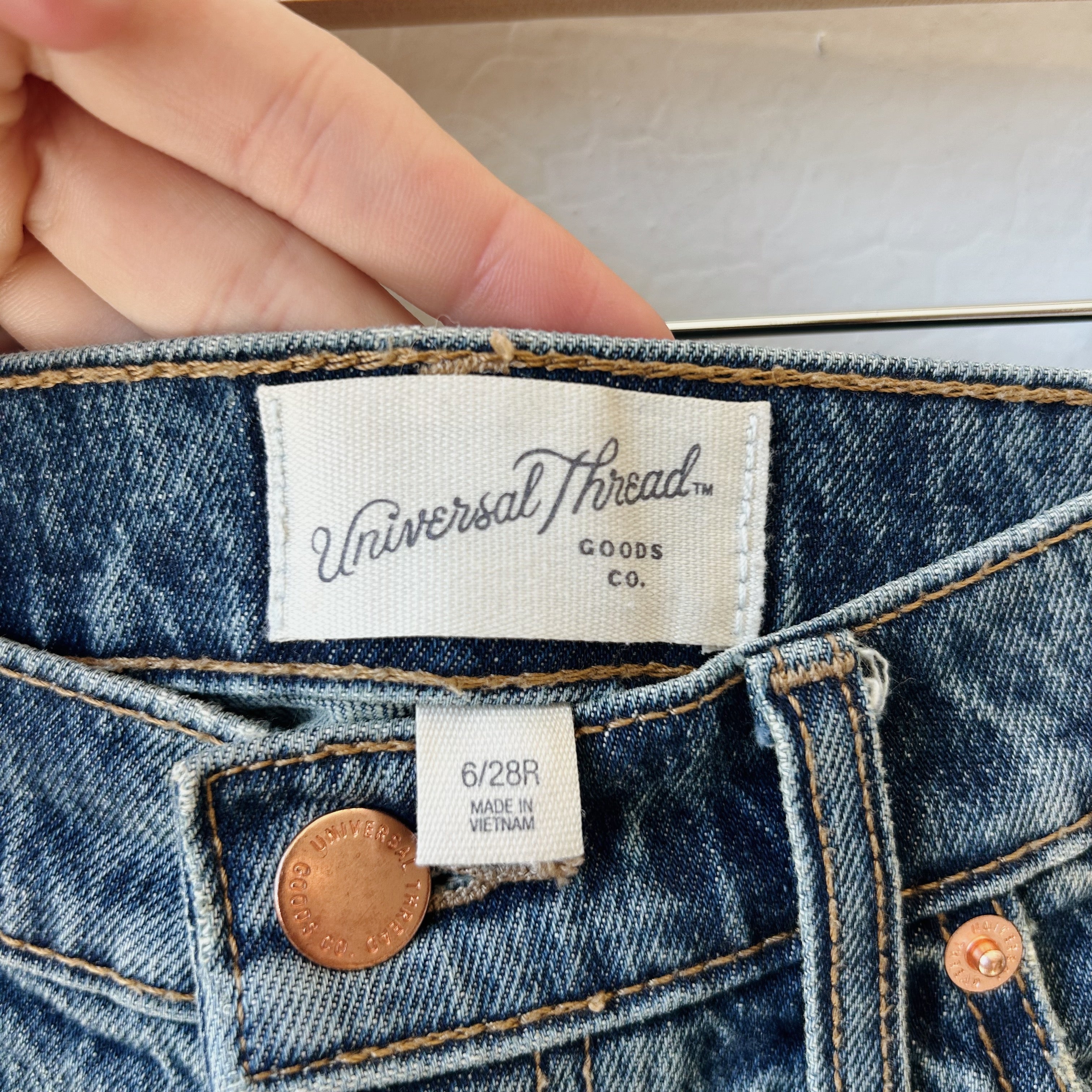 SIZE 6 | Vintage Straight Jeans