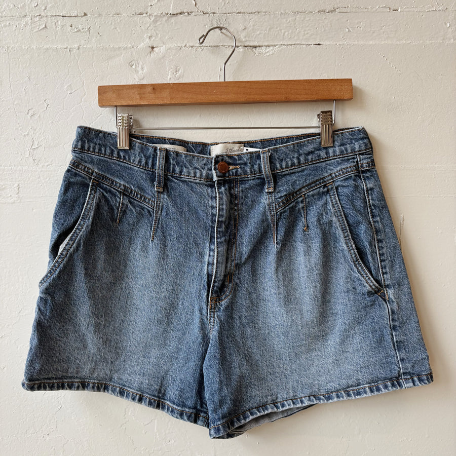SIZE 14 | High Rise Shorts