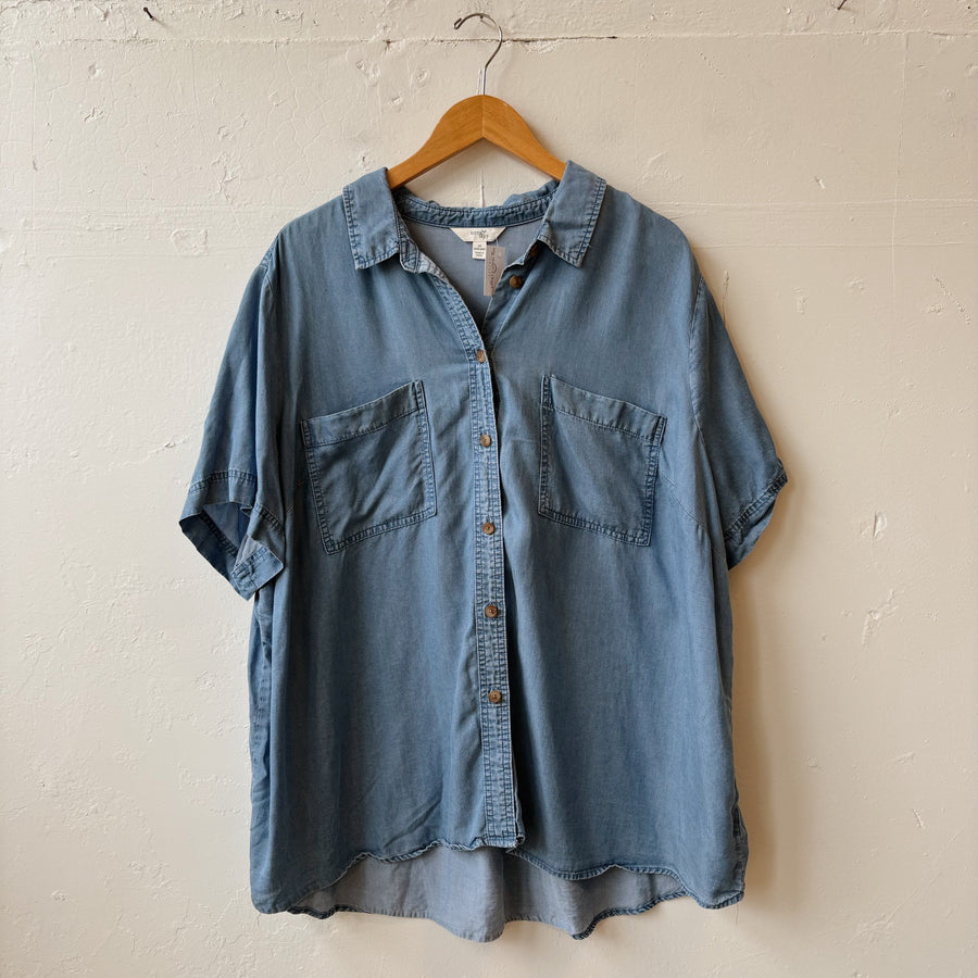 SIZE 2X | Light Denim Top