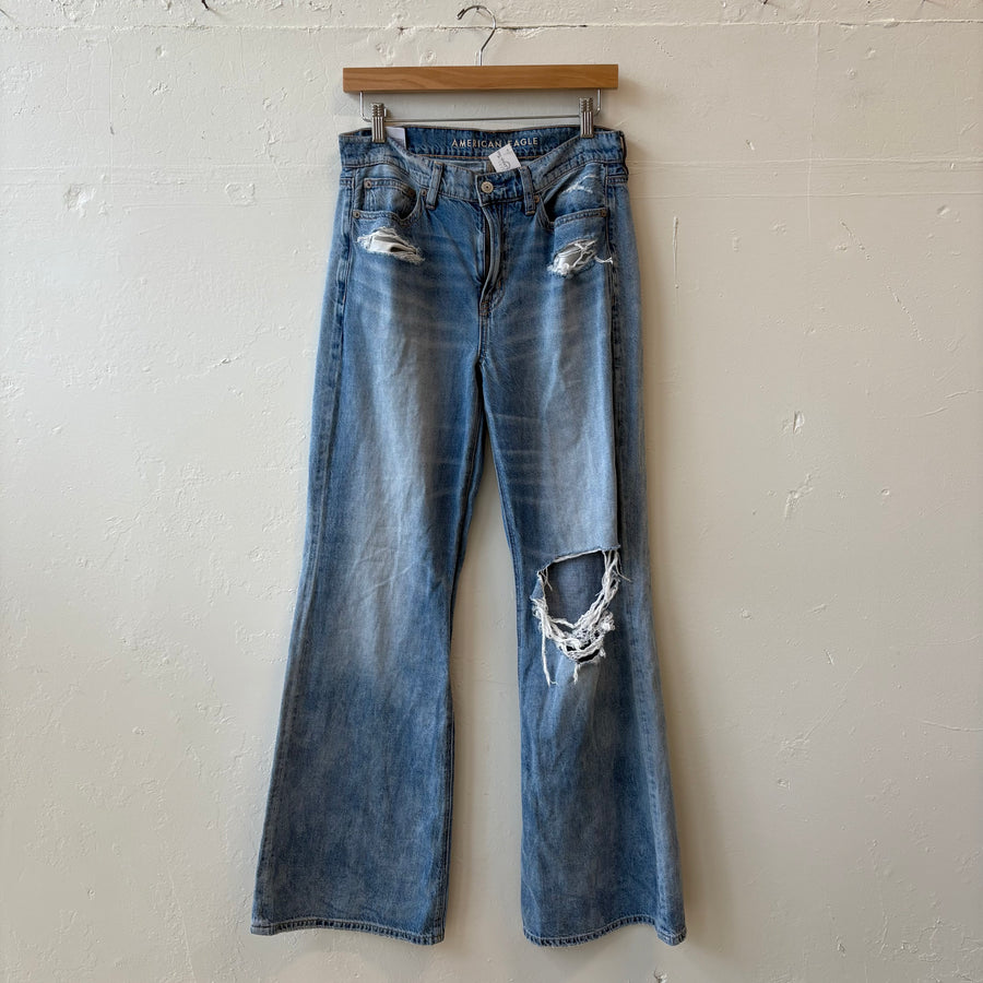 SIZE 4 | AE Distressed Jeans