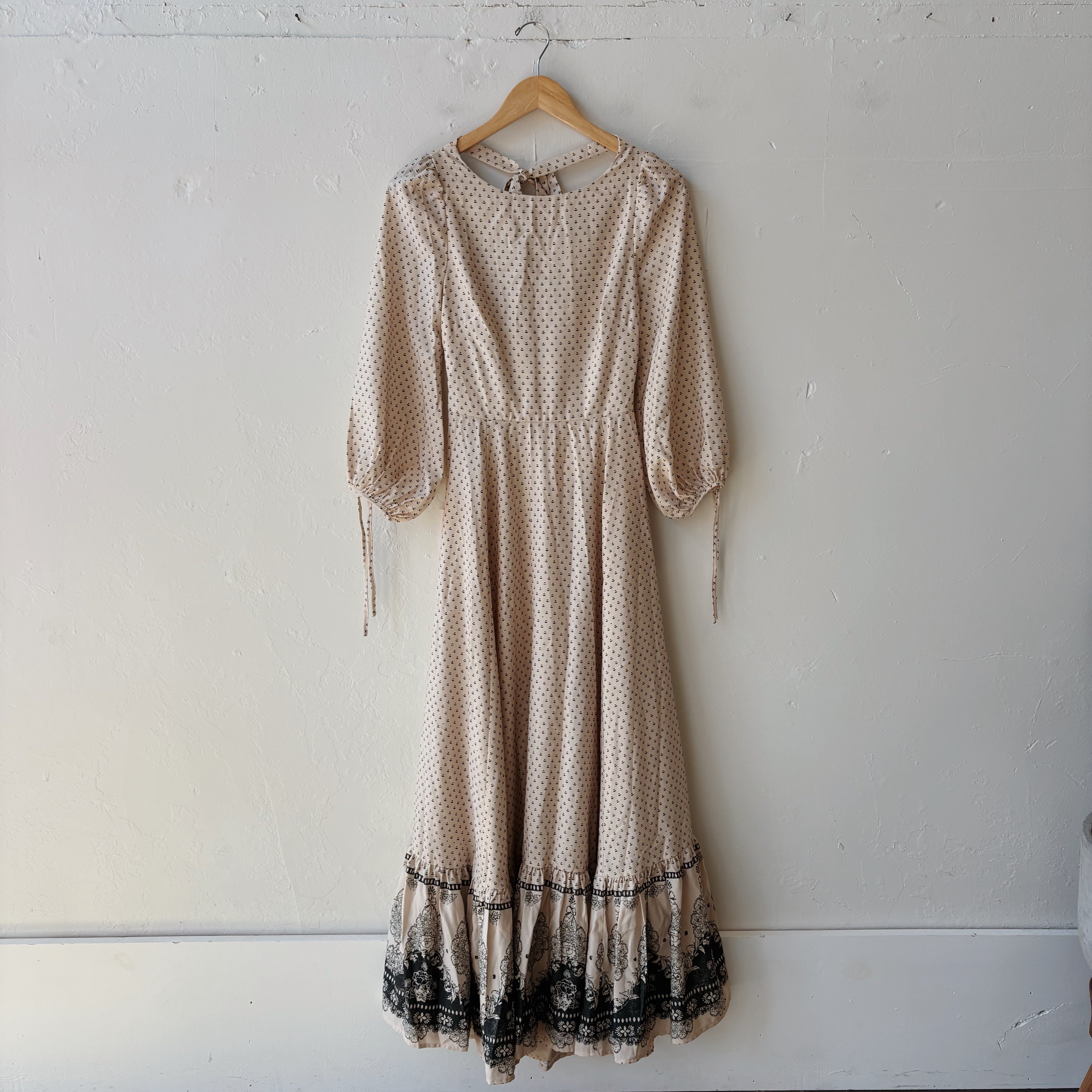 SIZE XS | Cream Patterned Dress