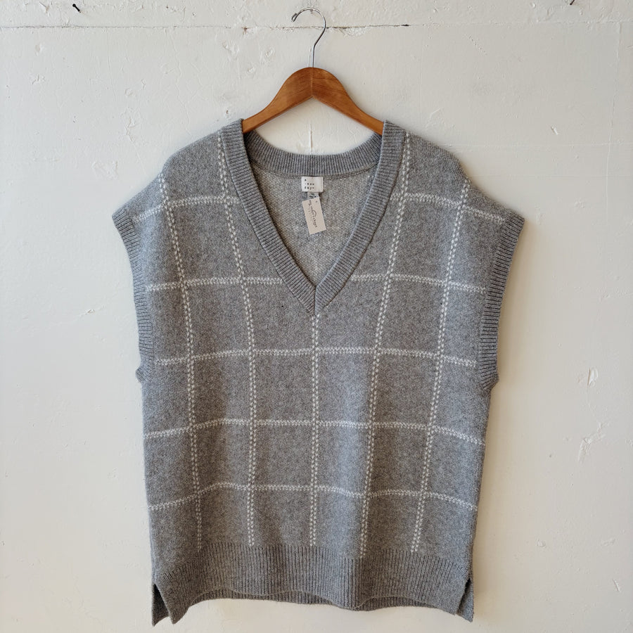 SIZE XL | Gray Sweater Vest