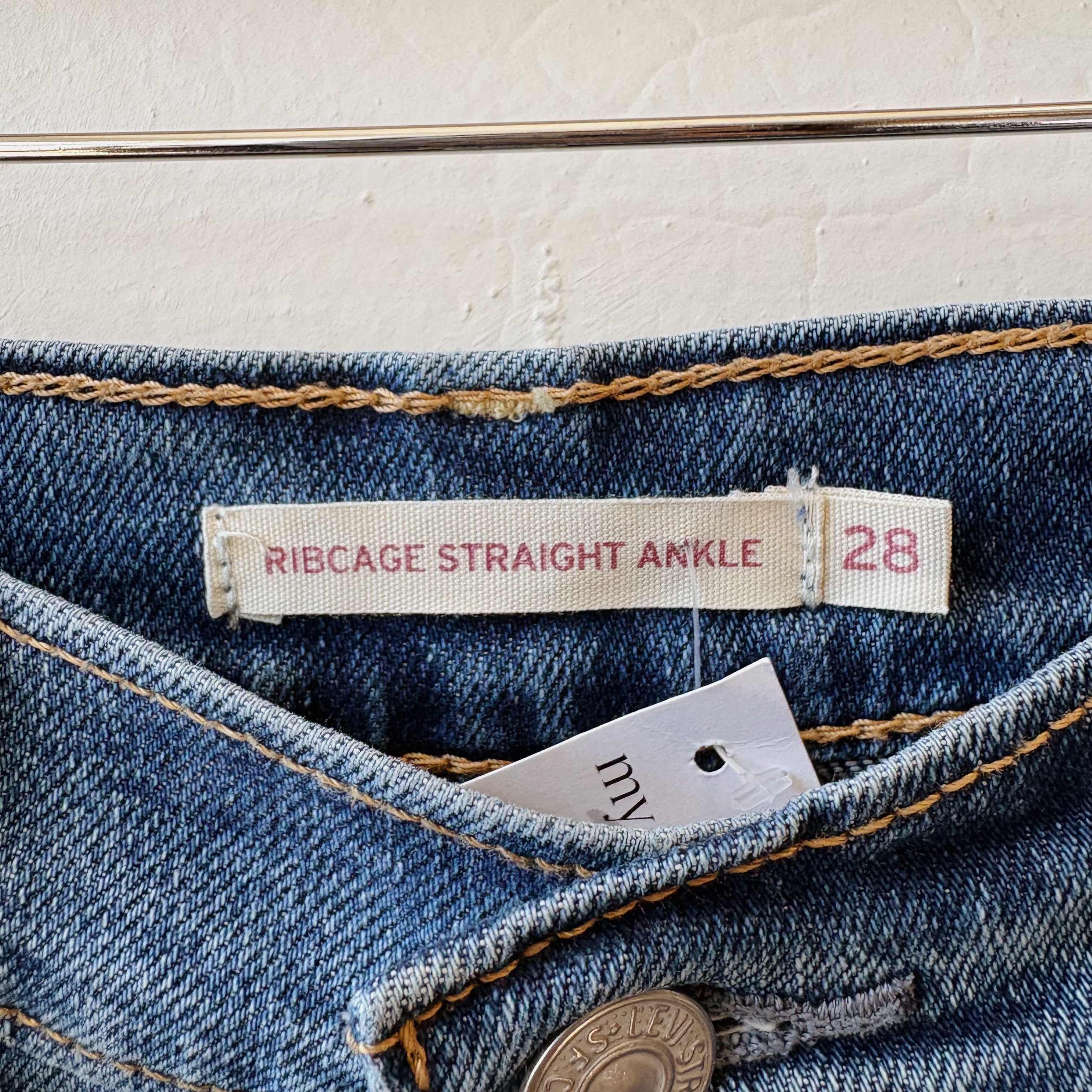 SIZE 28 | Levi Straight Ankle Jeans