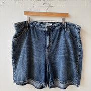 SIZE 22 | Dark Washed Shorts