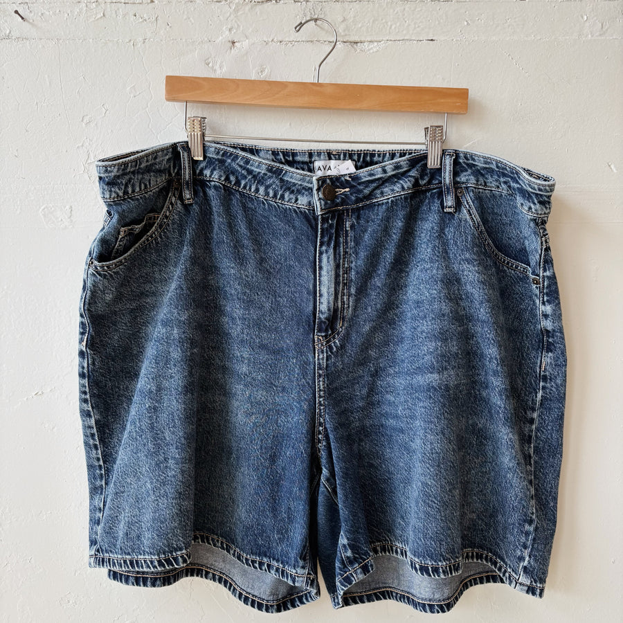 SIZE 22 | Dark Washed Shorts