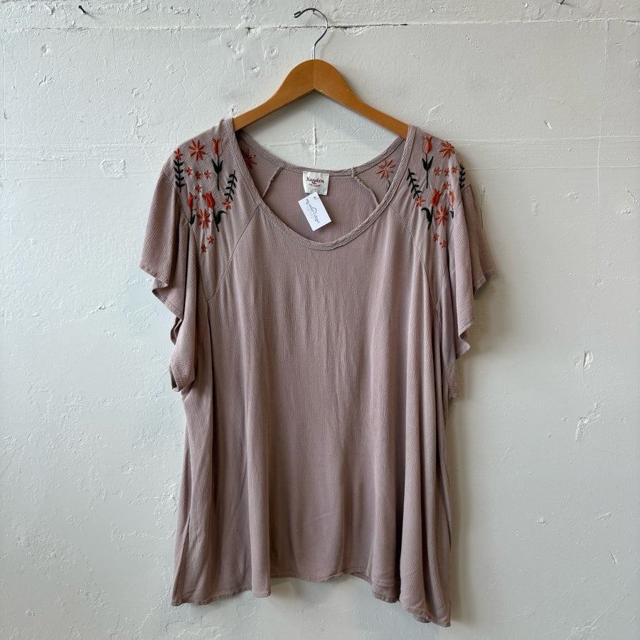 SIZE 2XL | Detailed Sleeve Top