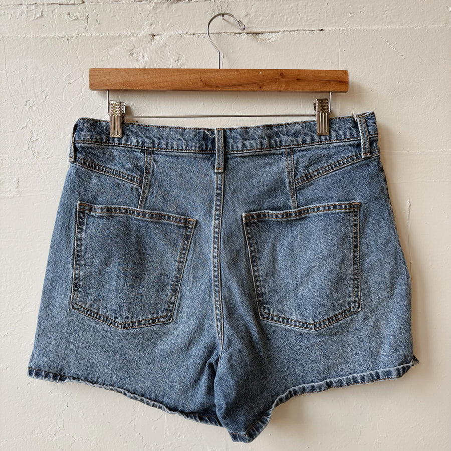 SIZE 14 | High Rise Shorts