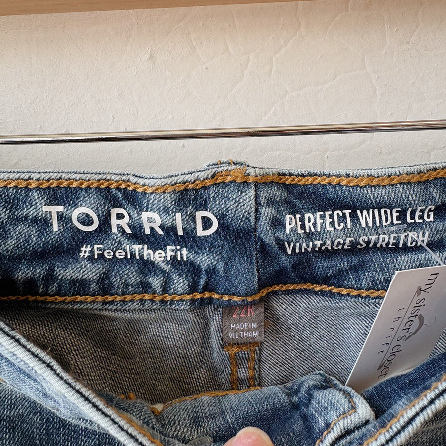 SIZE 22 | Lightwash Jeans