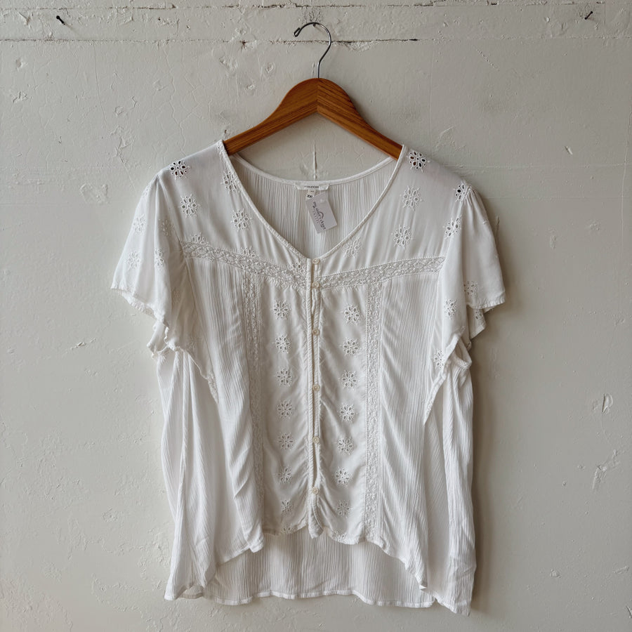 SIZE XXL | White Eyelet Top