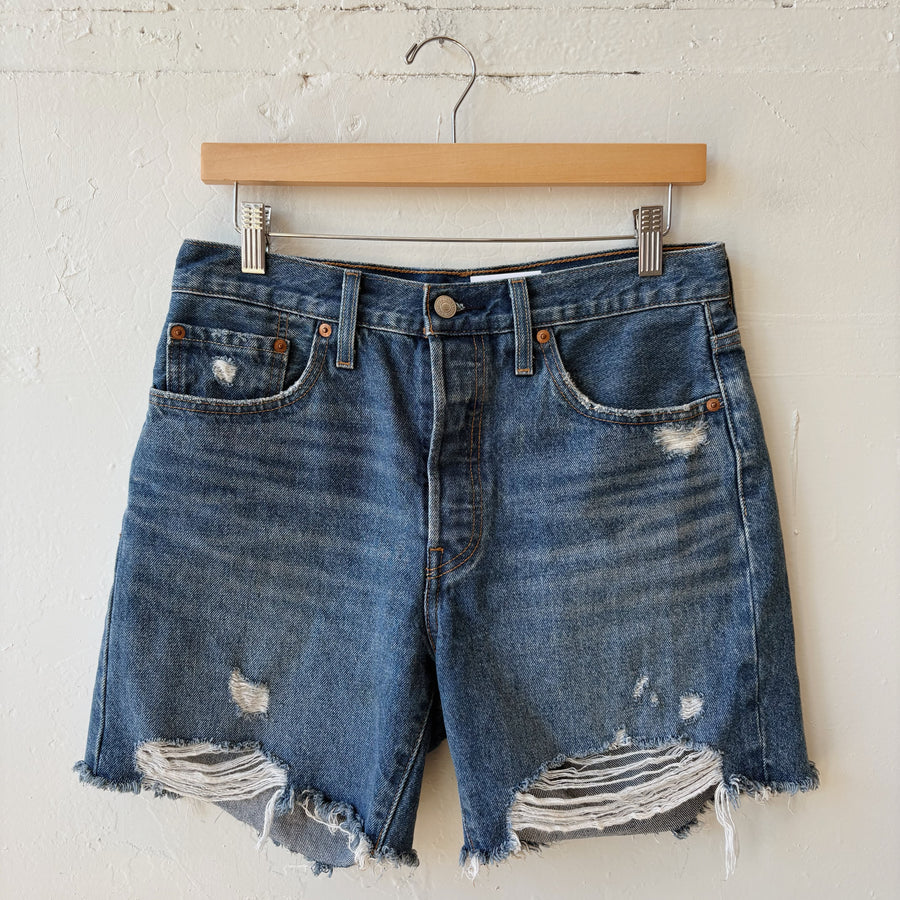 SIZE 28 | Levi Shorts