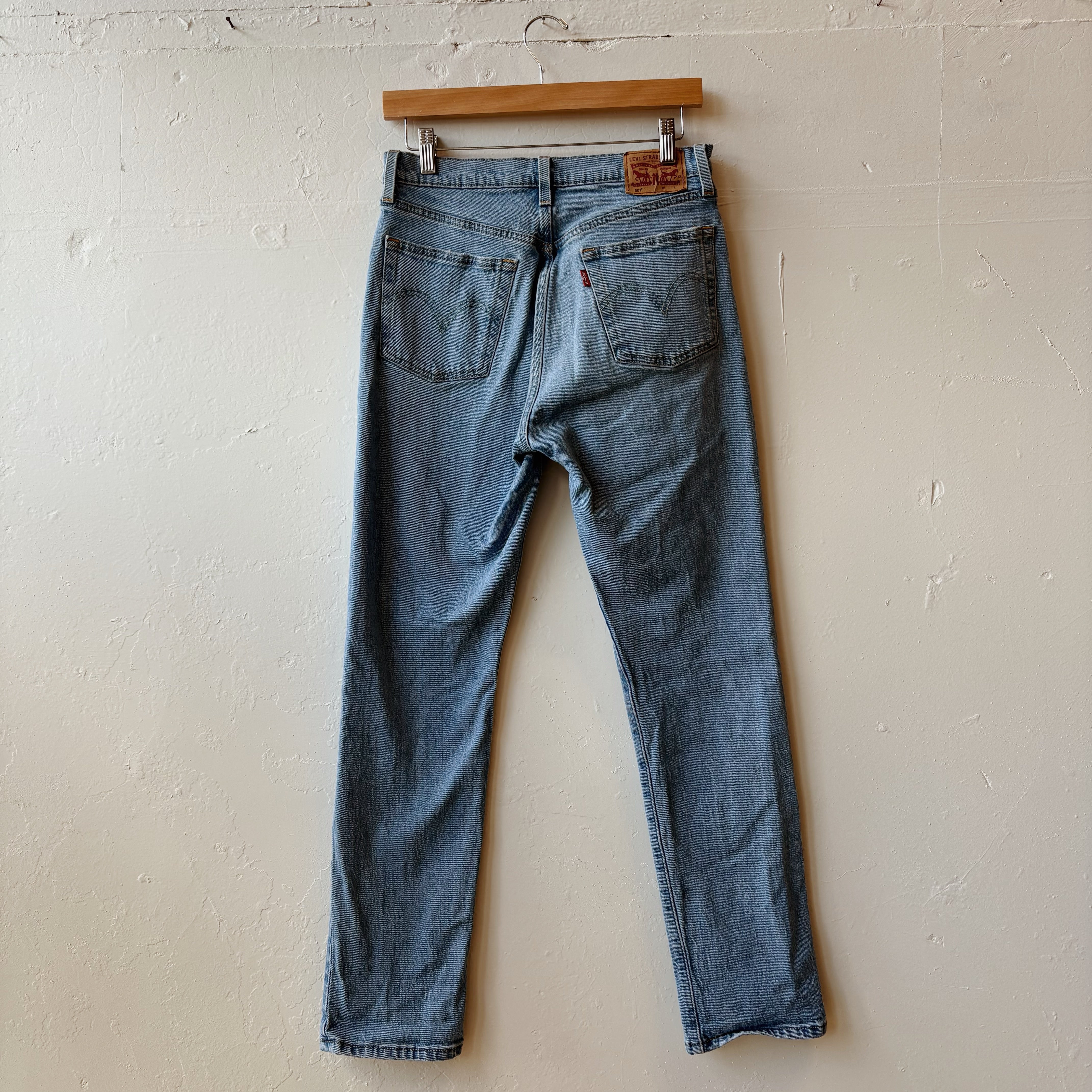 SIZE 28 | Levi Jeans