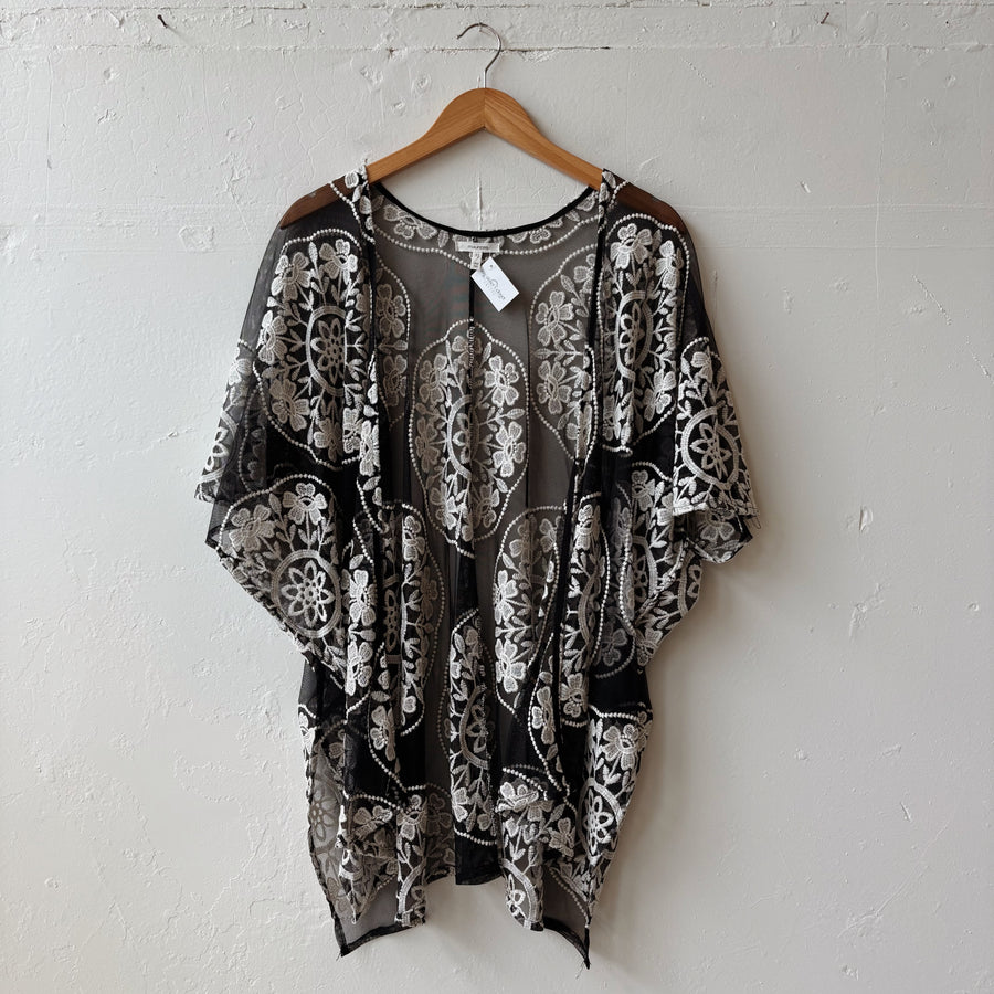 ONE SIZE | Black and White Lace Cartigan