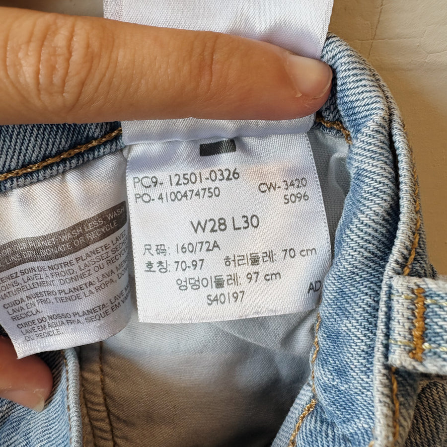 SIZE 28 | Levi Jeans