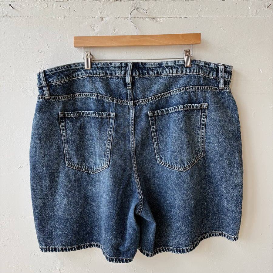 SIZE 22 | Dark Washed Shorts