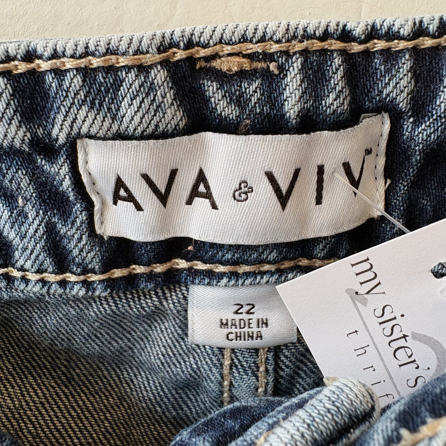 SIZE 22 | Dark Washed Shorts