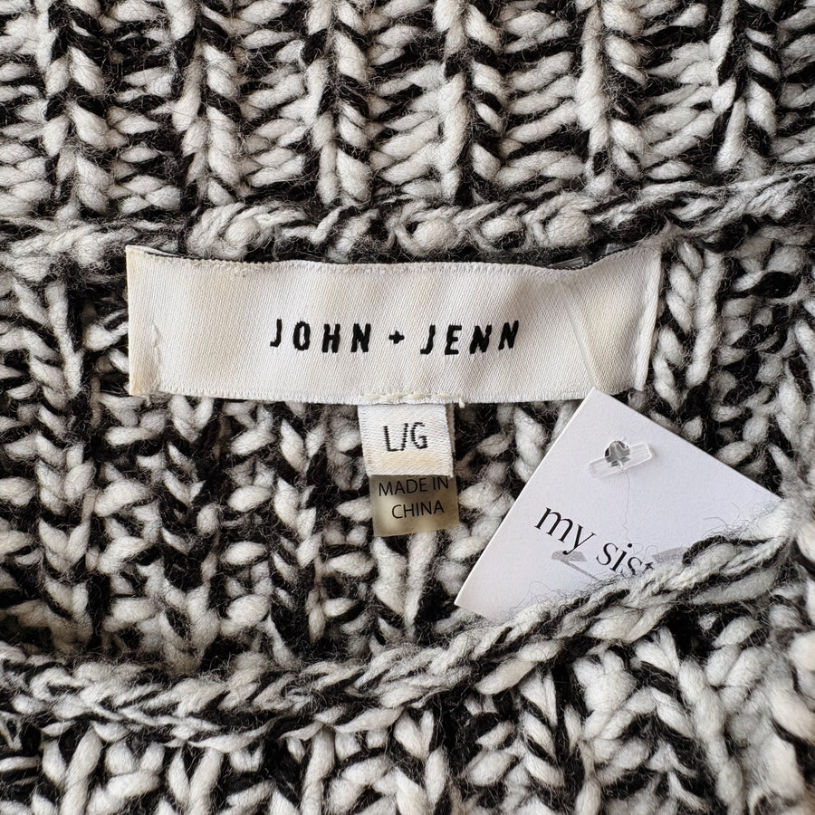 SIZE L | Black and White Sweater