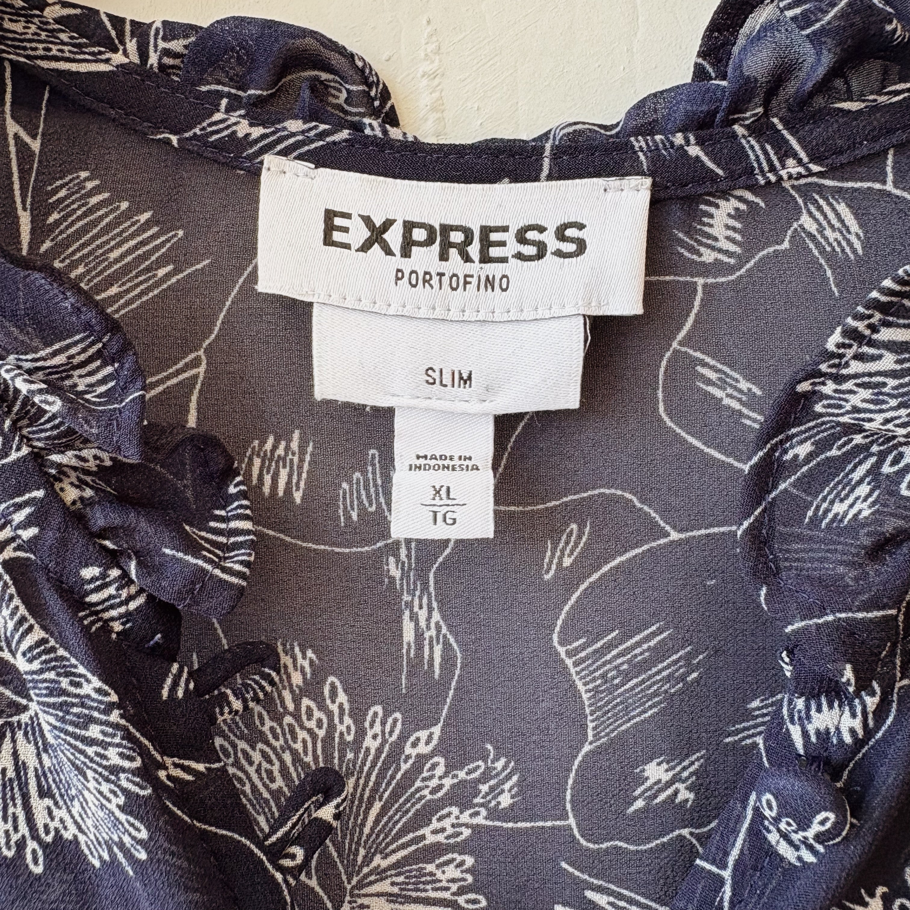 SIZE XL | Navy Floral Top